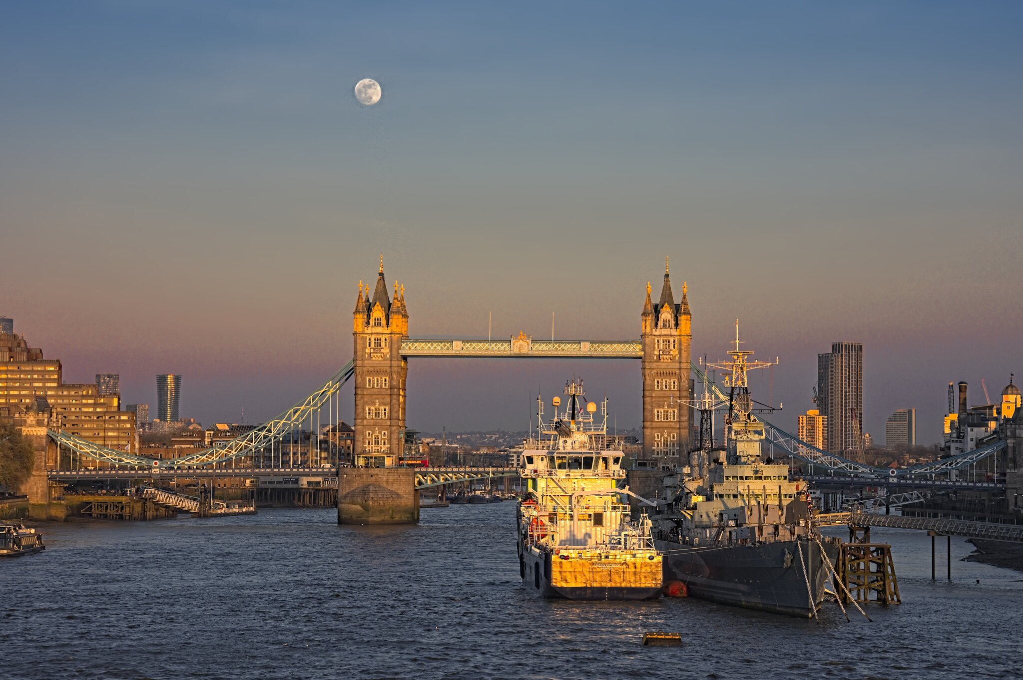 25A00663LONDON tower bridge night.jpg