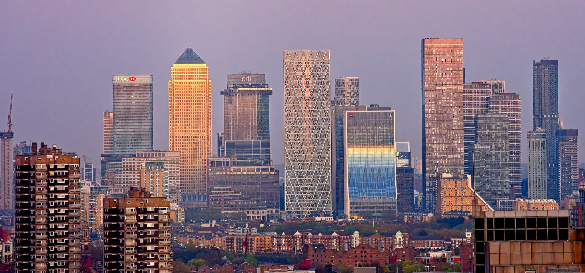 25A00668LONDON canary wharf night.jpg