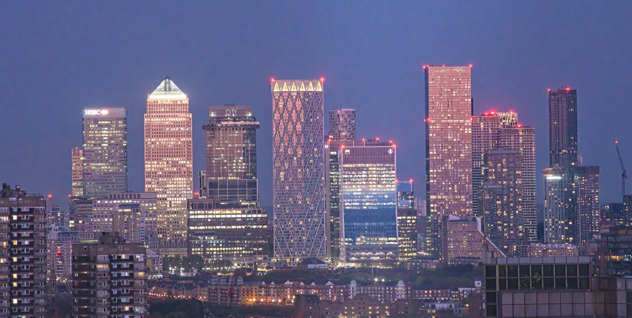25A00676LONDON canary wharf night.jpg