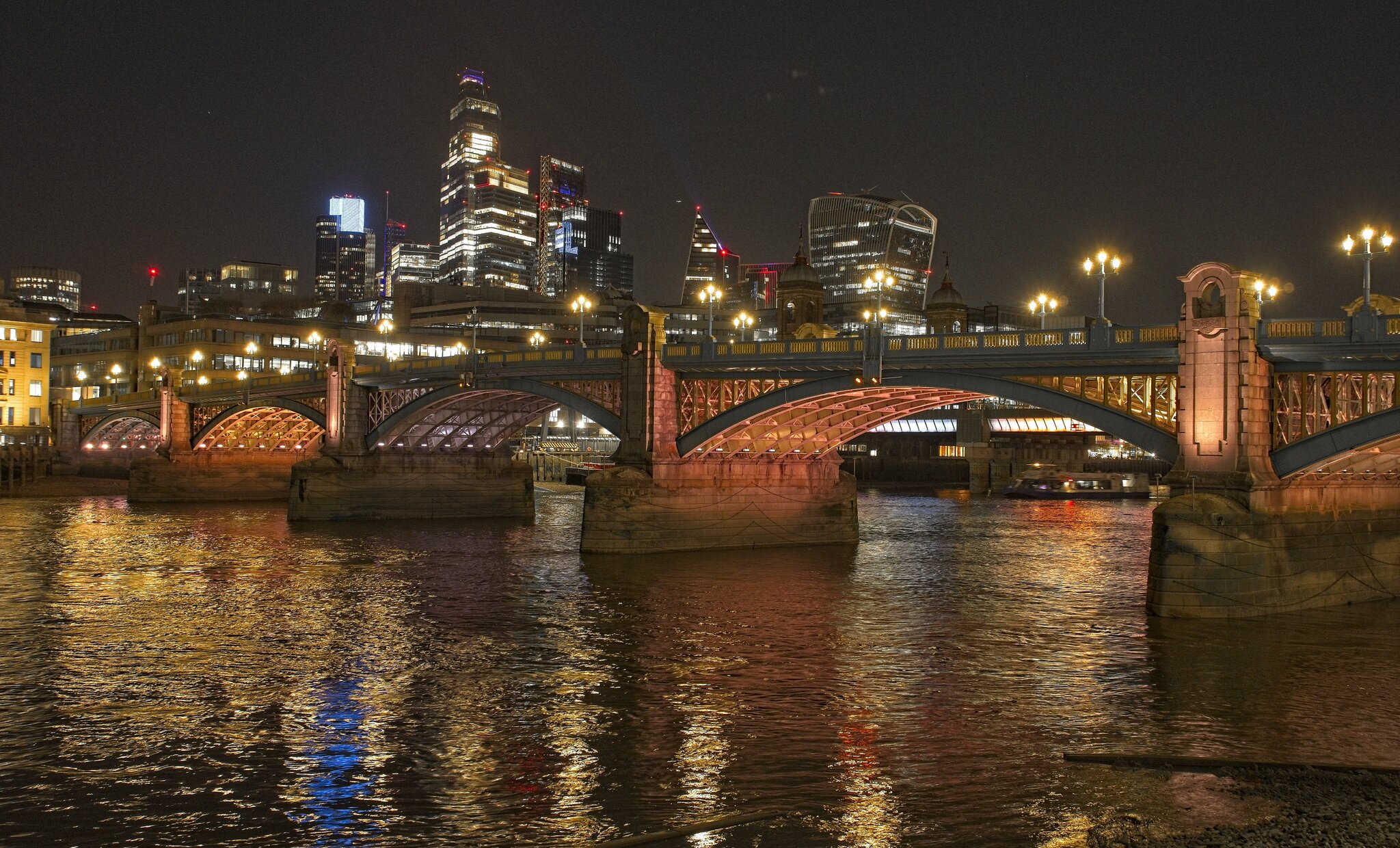 25A00706LONDON thames night.jpg