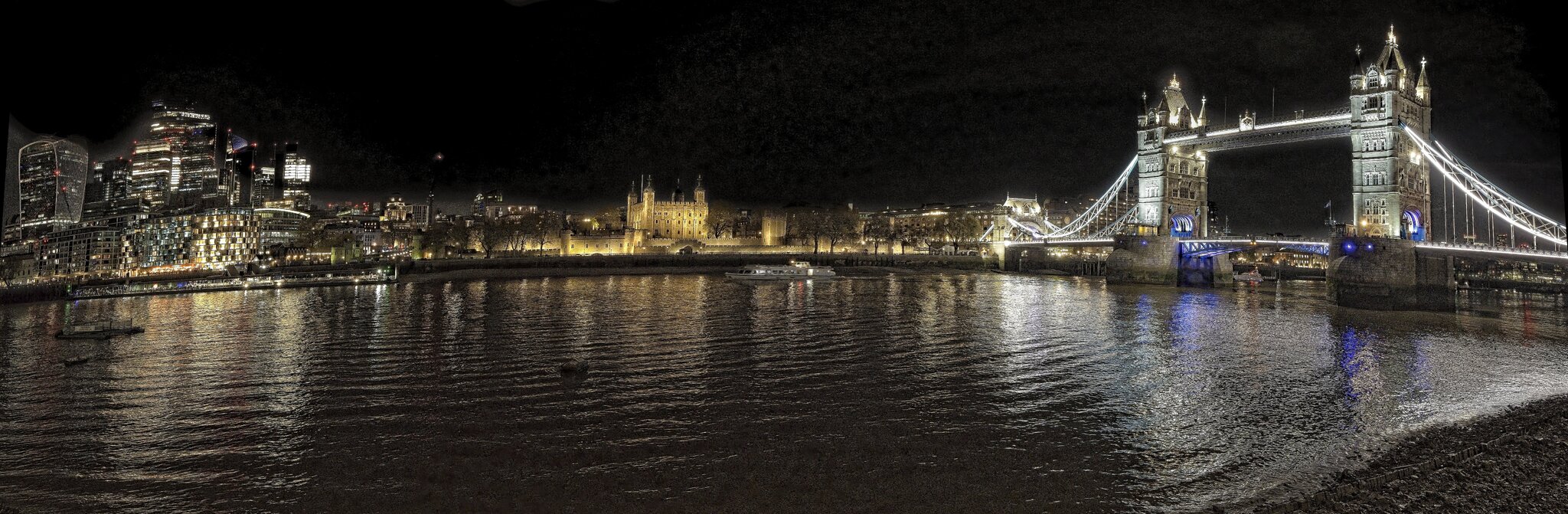 25A00746 PanoLONDON thames night.jpg