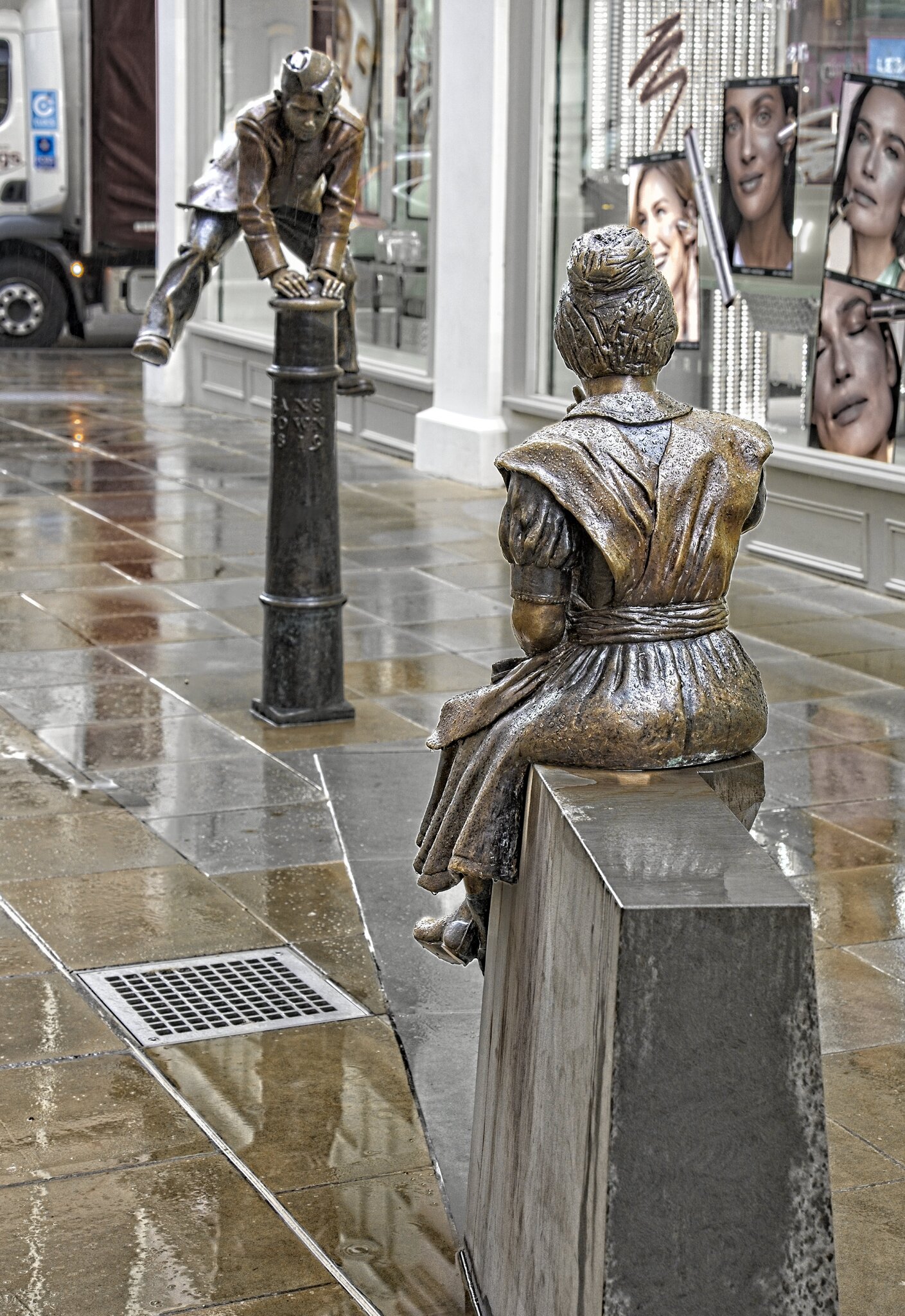 25A00838LONDON scupture.jpg