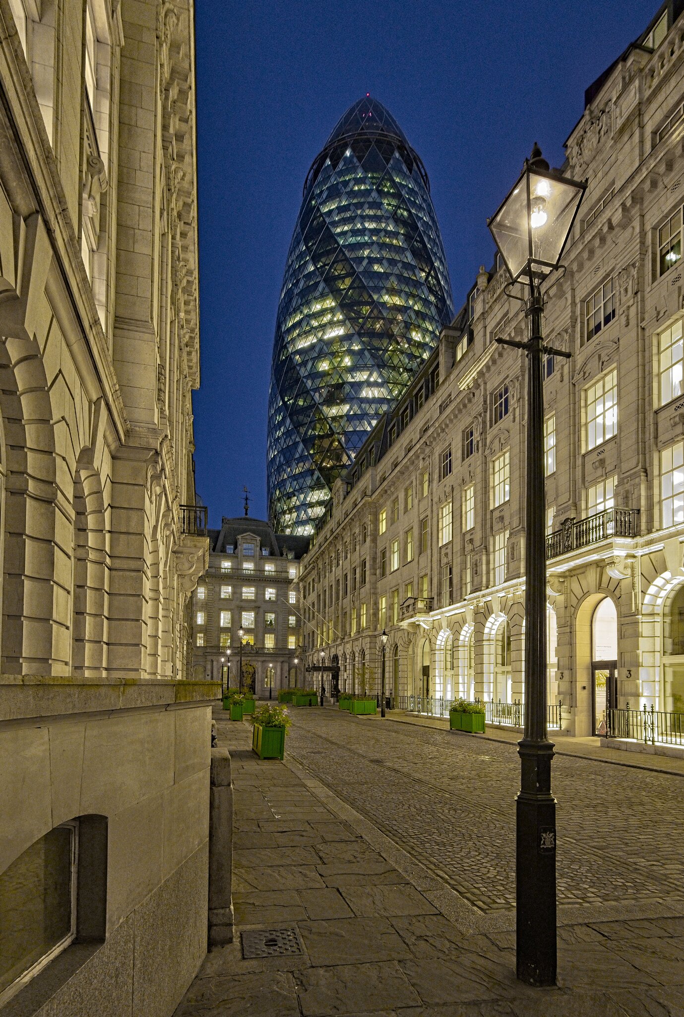 25A00912LONDON night.jpg