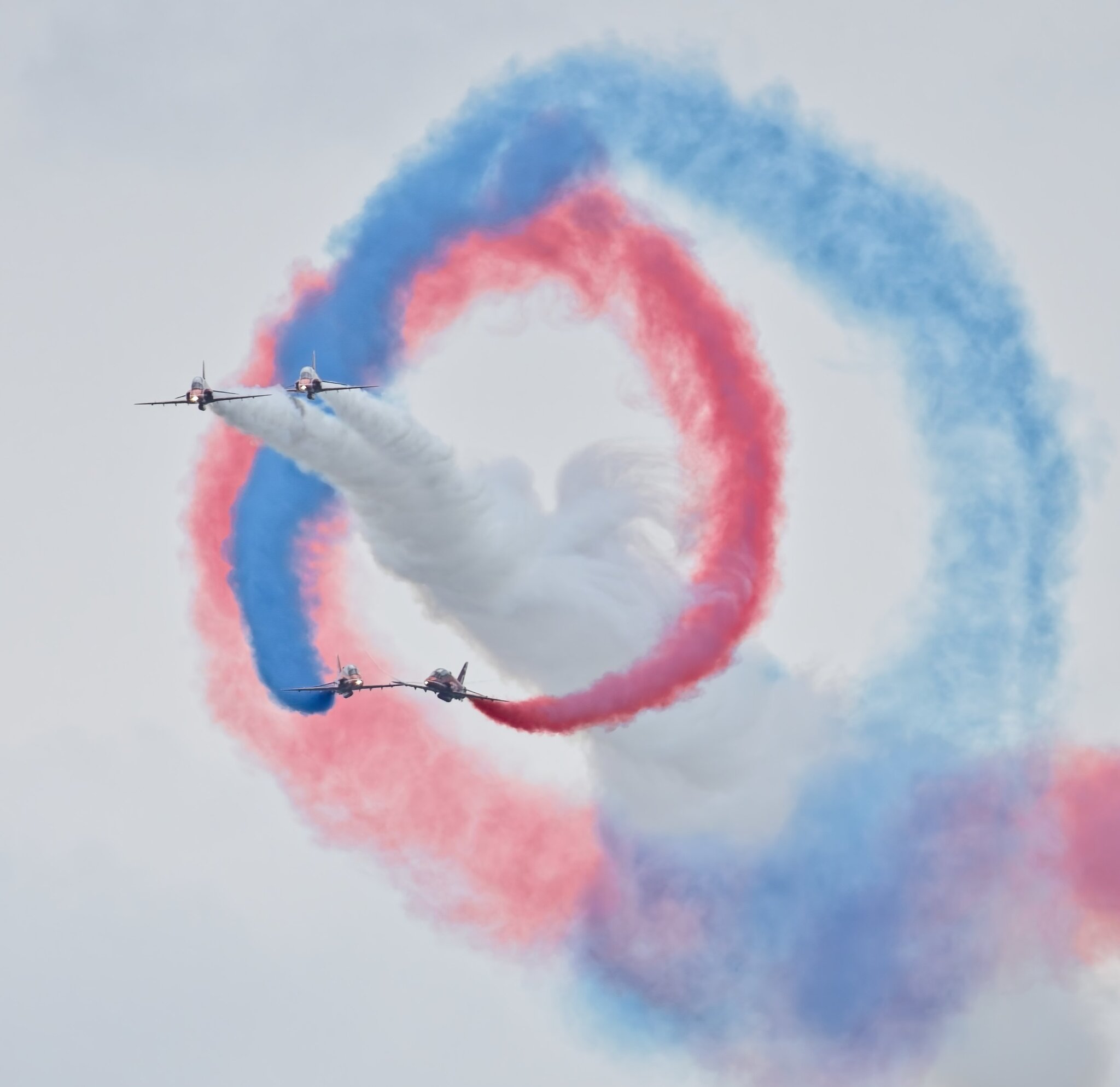 25A08290COSFORD red rrows.jpg