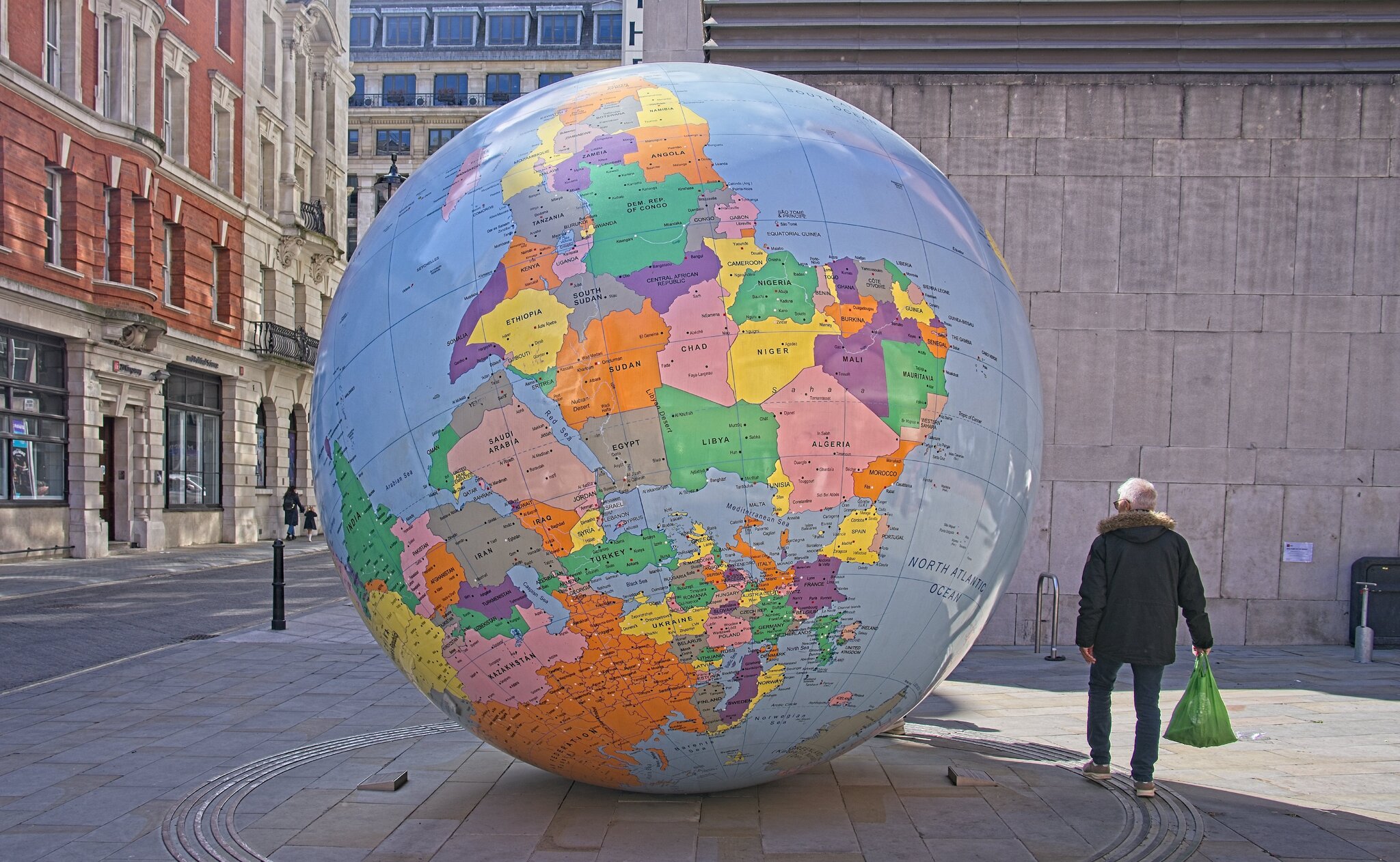 25S00195LONDON sculpture.jpg