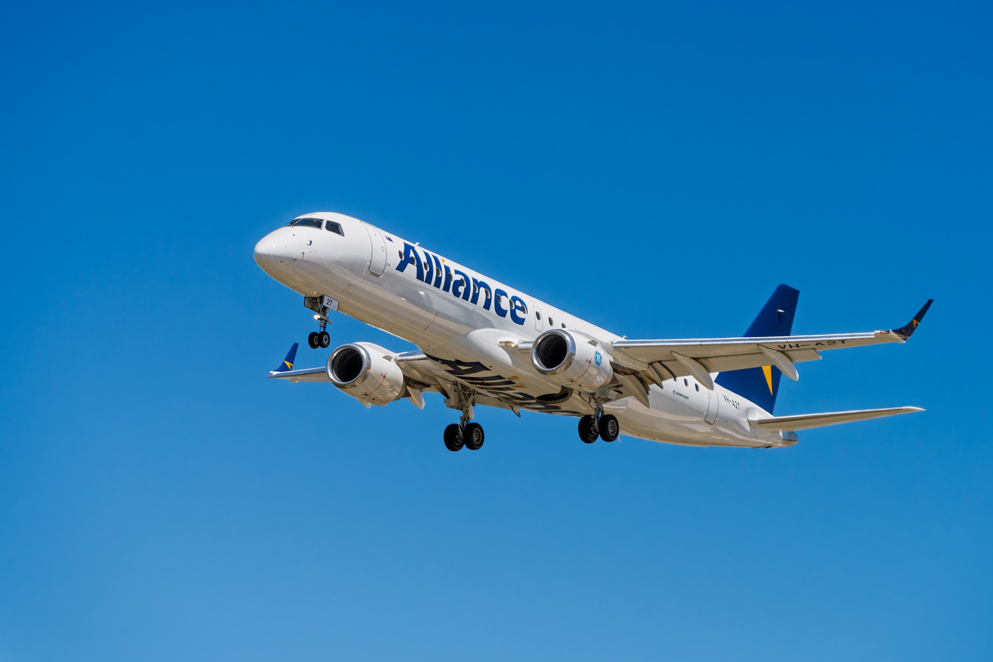 _7RV4700_Alliance_Fokker_Embraer_190.jpg