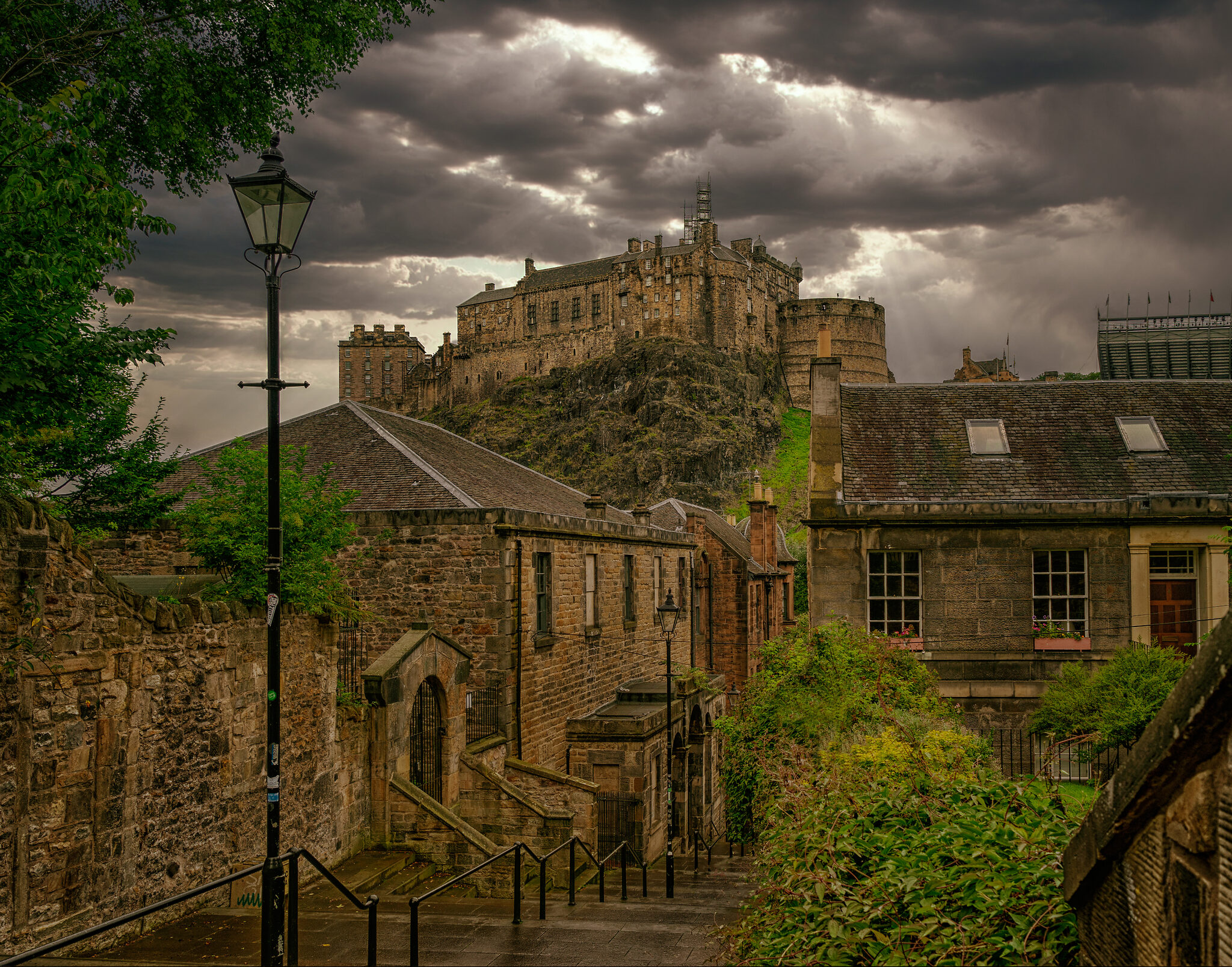 Edinburgh Castle From Vennal Close Lum 4.jpg