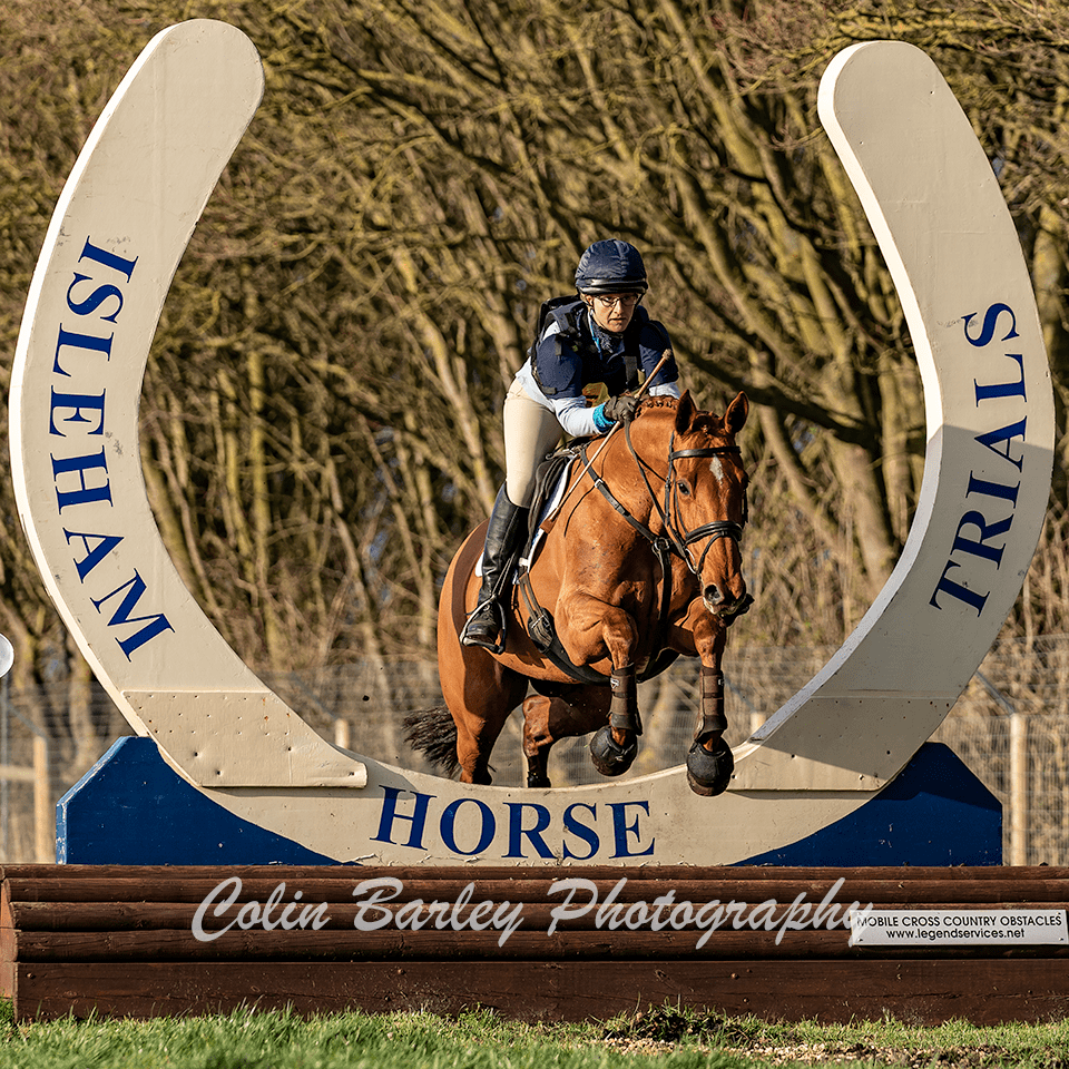 Isleham horse shoe jump 1 sc.png