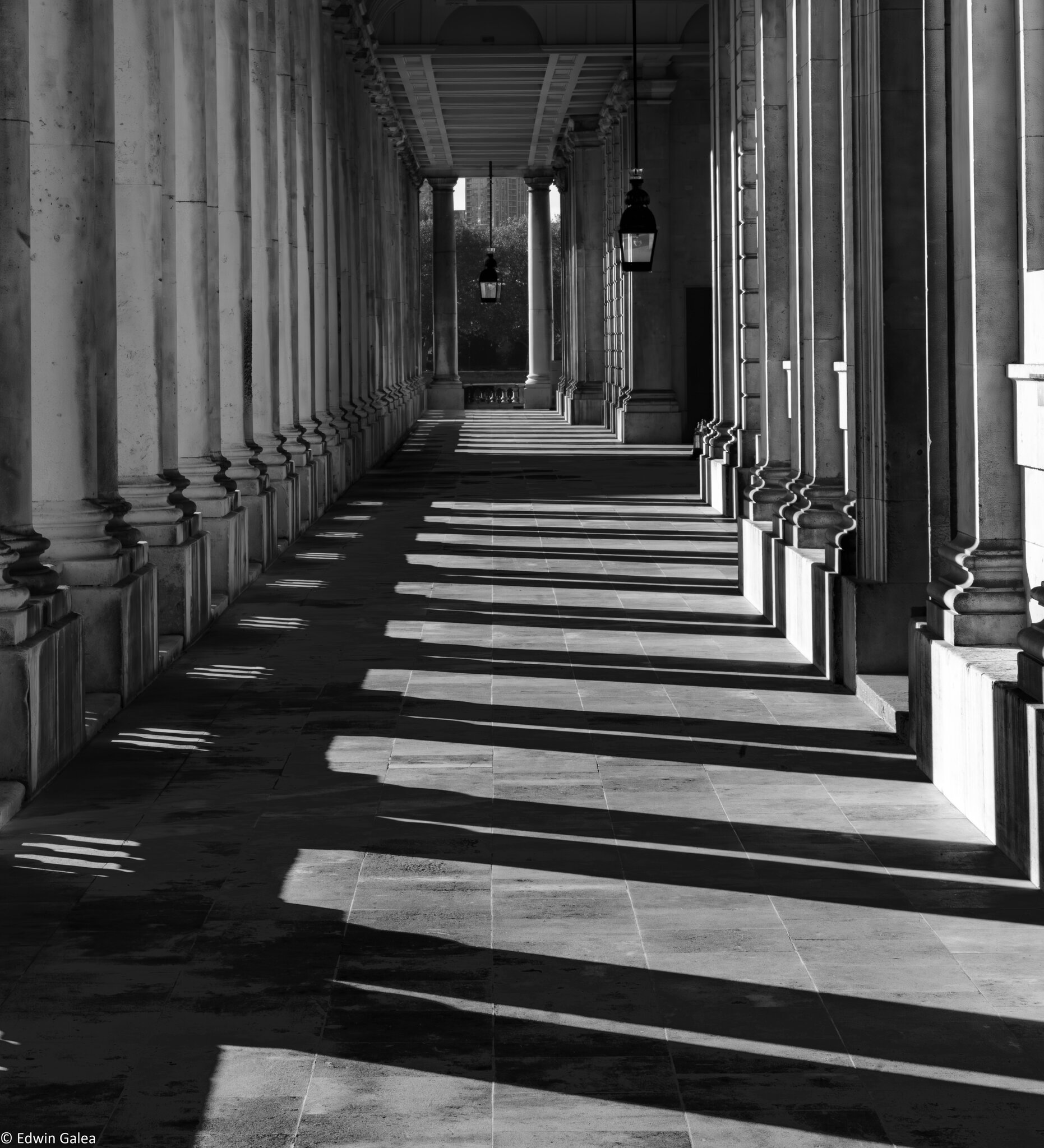 queen mary cloisters_bw-3.jpg