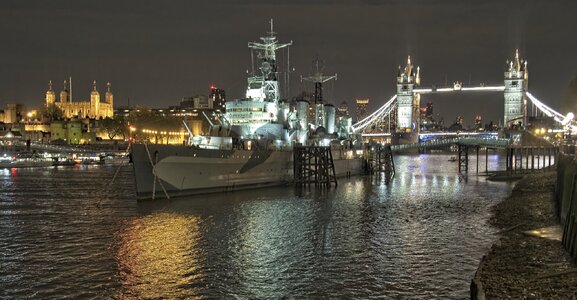 25S00063LONDON thames night.jpg
