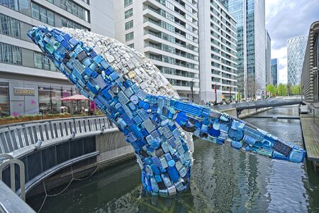 25S00149LONDON canary sculpture.jpg
