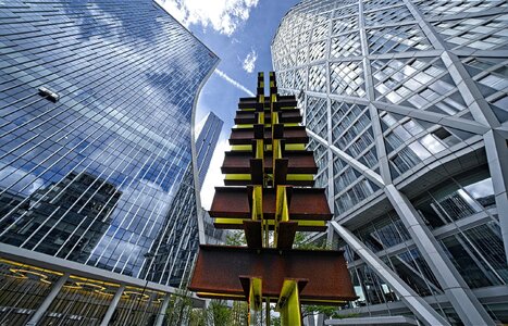 25S00142LONDON canary sculpture.jpg