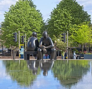 25S00128LONDON canary sculpture.jpg