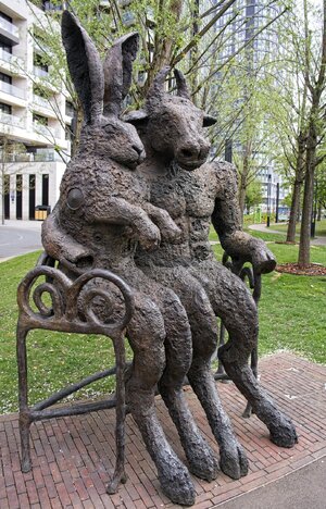 25A00791LONDON canary scupture.jpg