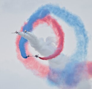 25A08290COSFORD red rrows.jpg