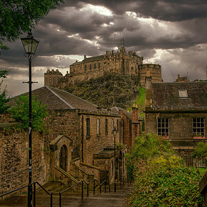 Edinburgh Castle From Vennal Close Lum 4.jpg