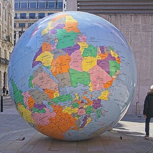 25S00195LONDON sculpture.jpg