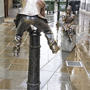 25A00837LONDON scupture.jpg