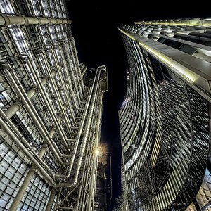 25A00929LONDON skyscrapers night.jpg