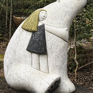 25S00097LONDON sculpture.jpg