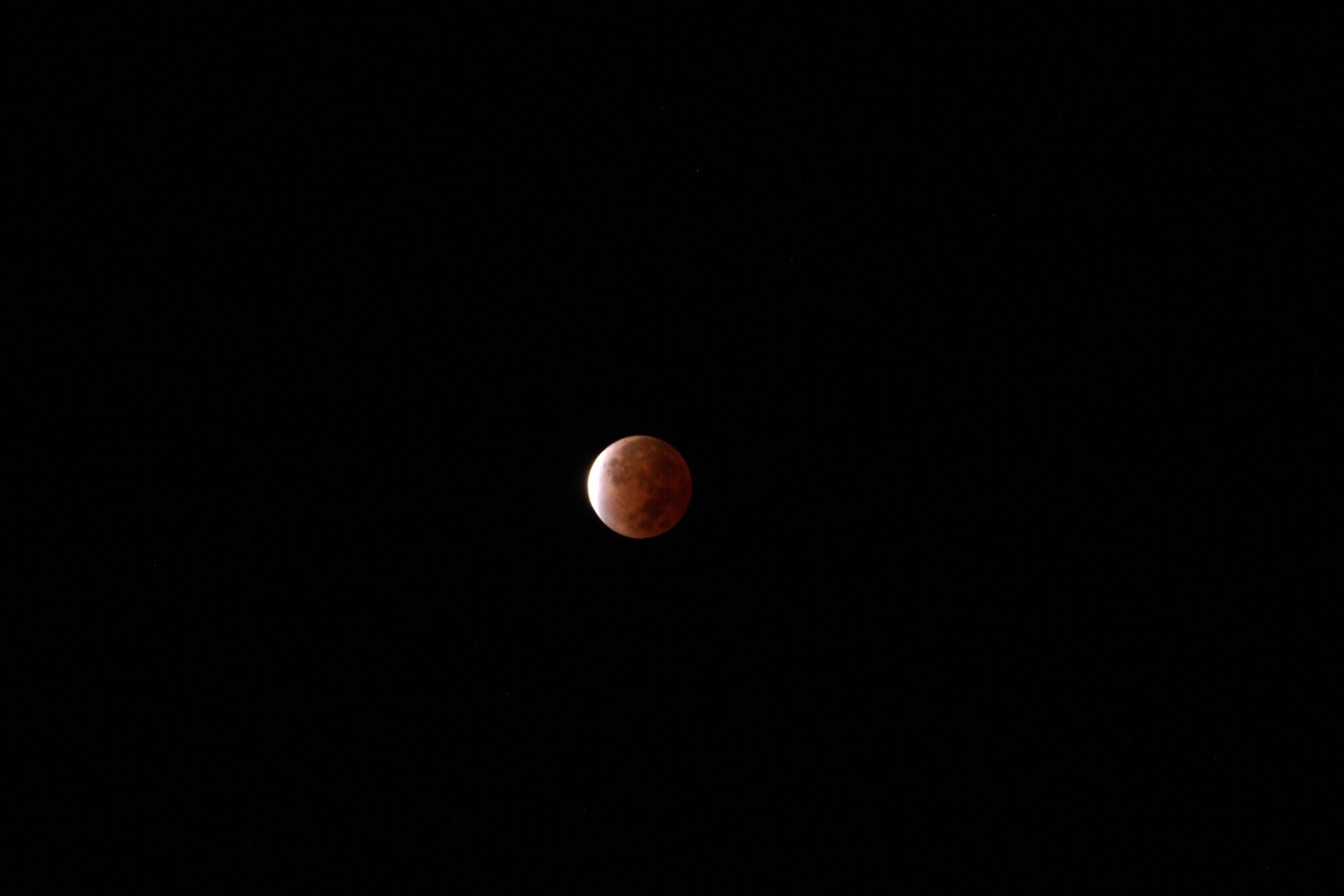 2021_Nov19TotalLunarEclipse200mm.jpg