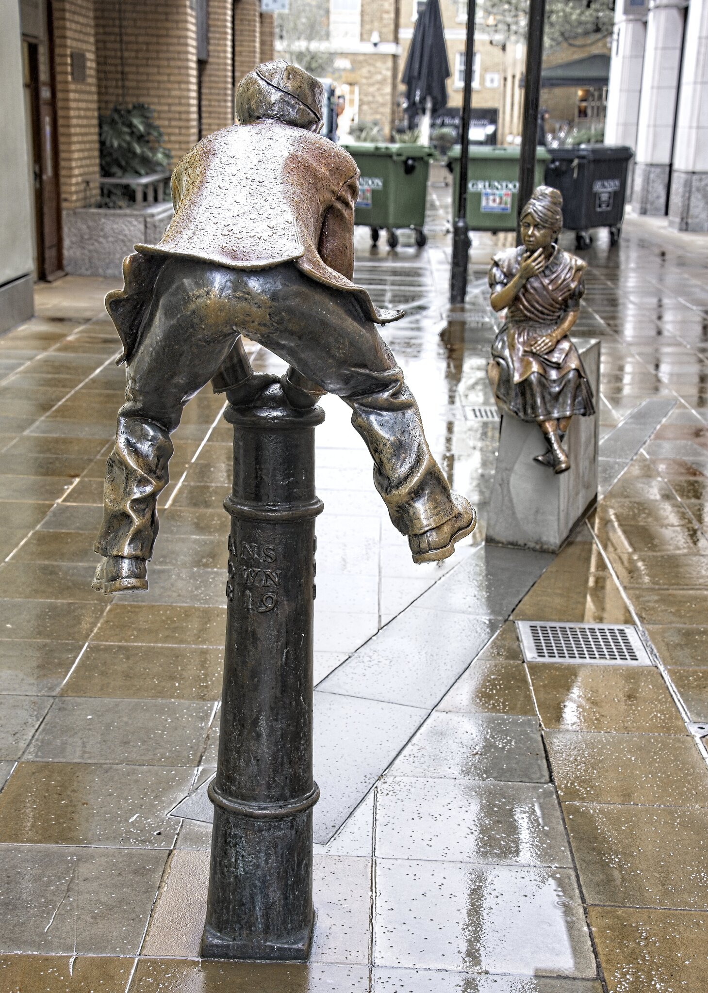 25A00837LONDON scupture.jpg