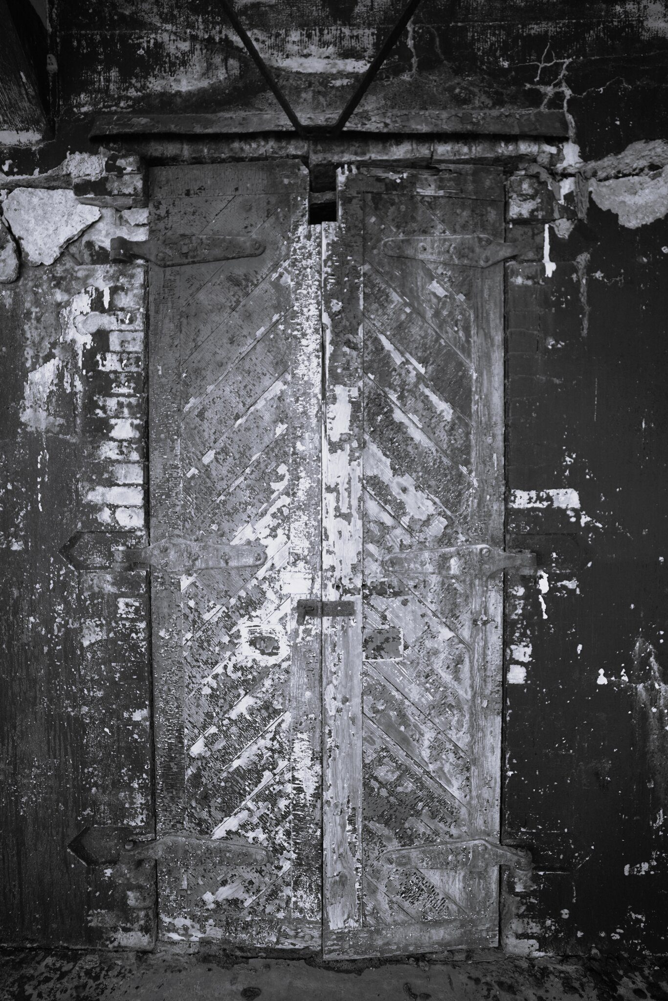 FortMorganDoorwayB&W2.JPG