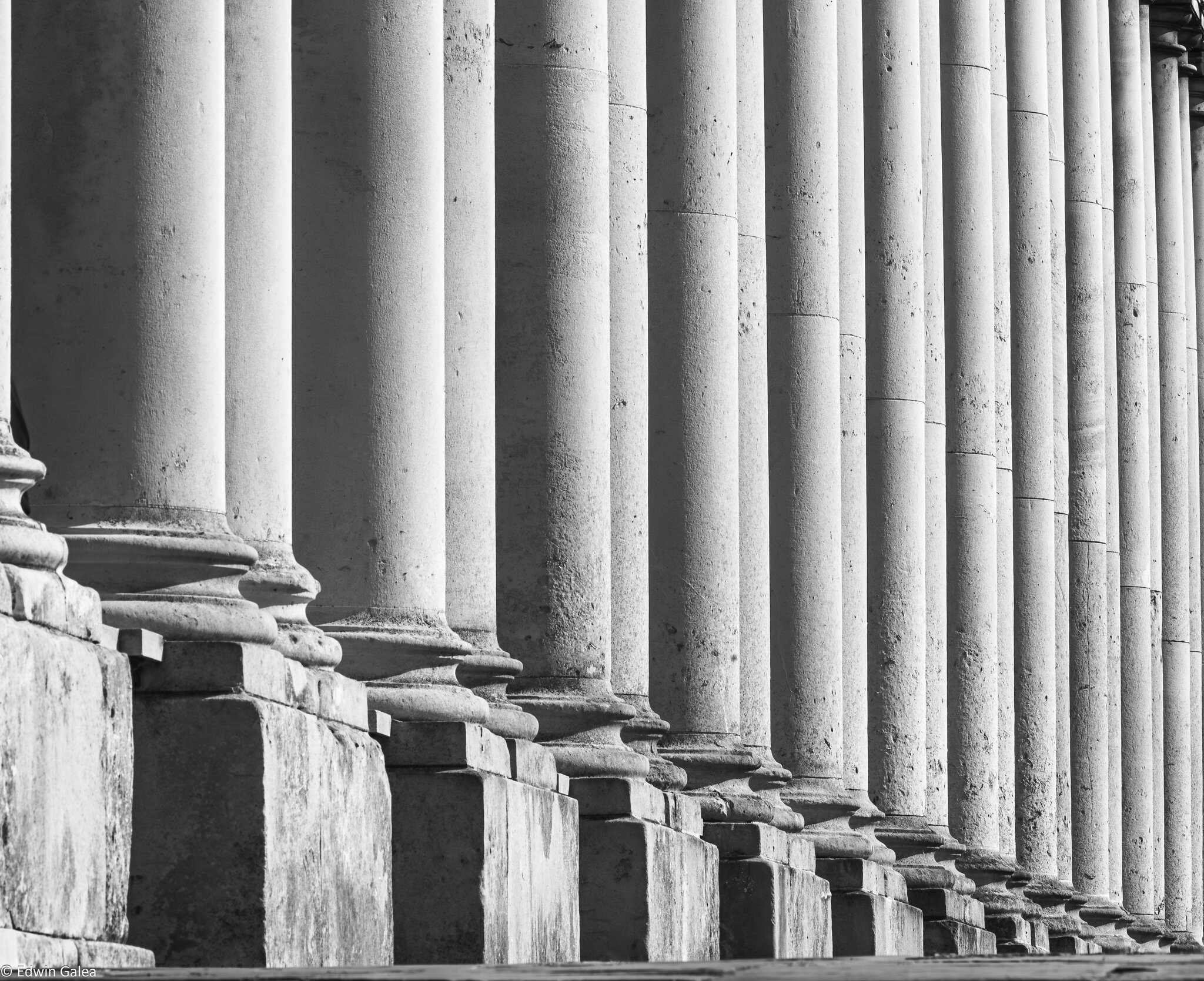 Old_Royal_naval_college_pillars_bw-2.jpg