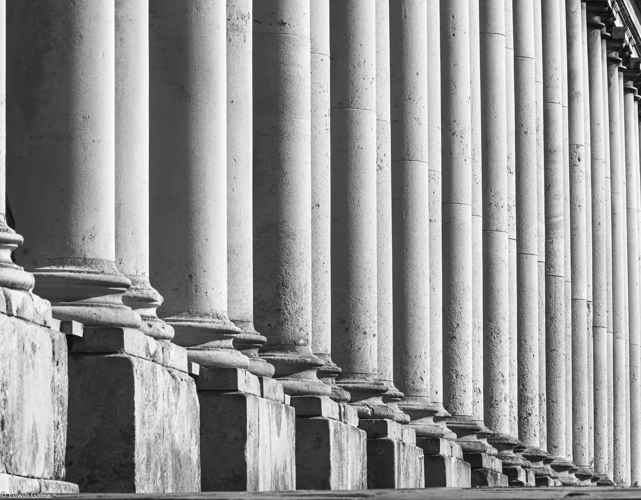 Old_Royal_naval_college_pillars_bw-3.jpg