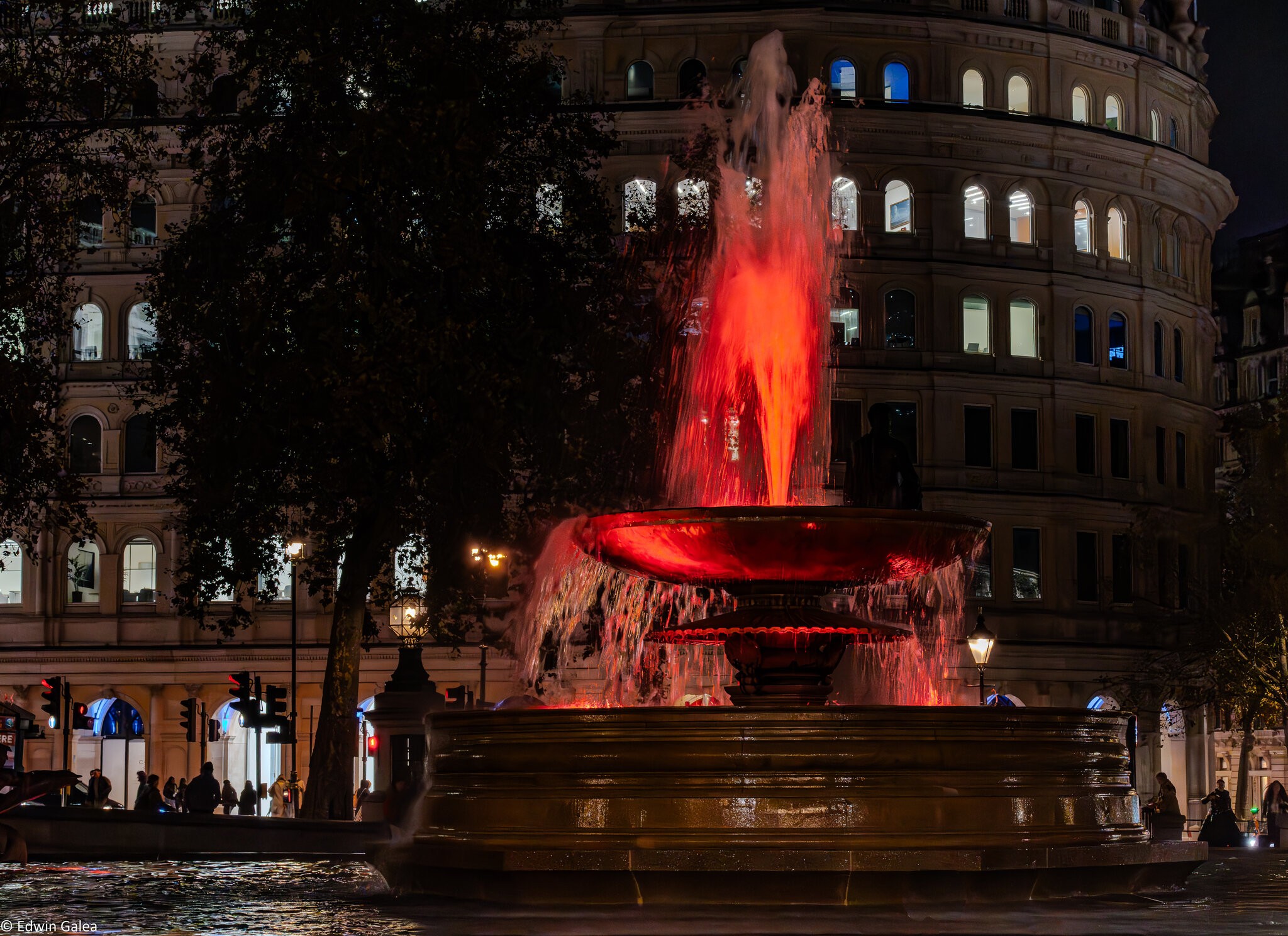 trafulgar_fountain_redlight_hdr-7.jpg